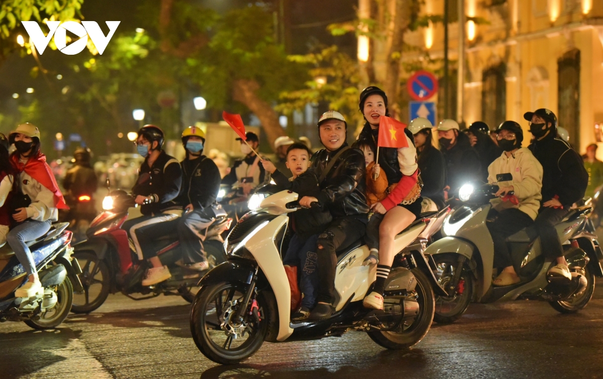 người dân thủ đô đi bão xuyên đêm mừng Đt việt nam chiến thắng hình ảnh 5 nguoi dan thu do di bao xuyen dem mung Dt viet nam chien thang hinh anh 5