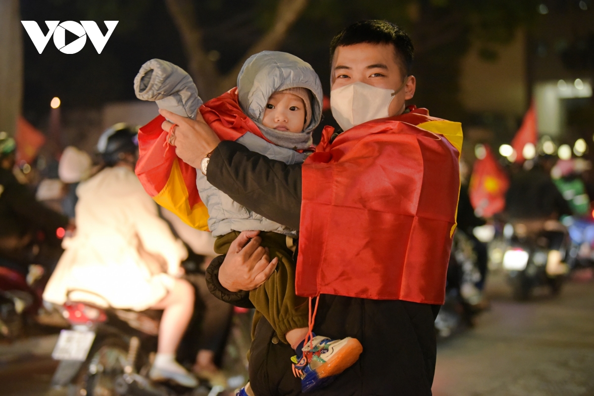 người dân thủ đô đi bão xuyên đêm mừng Đt việt nam chiến thắng hình ảnh 6 nguoi dan thu do di bao xuyen dem mung Dt viet nam chien thang hinh anh 6