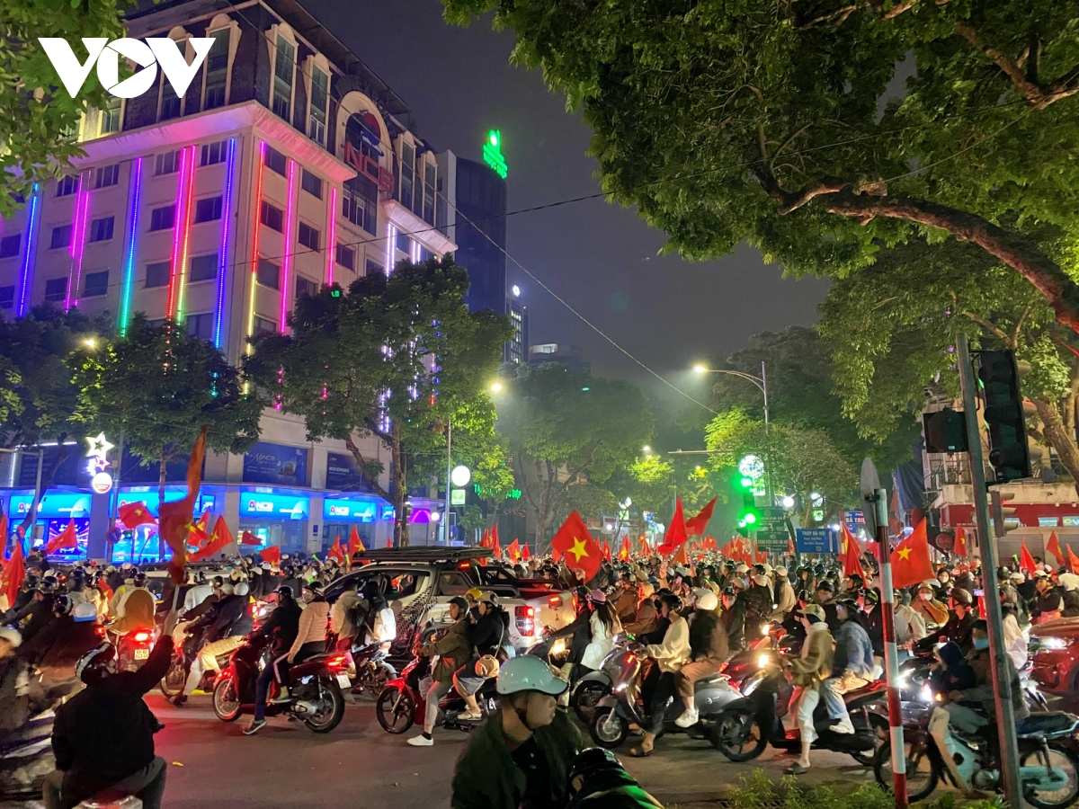 người dân thủ đô đi bão xuyên đêm mừng Đt việt nam chiến thắng hình ảnh 4 nguoi dan thu do di bao xuyen dem mung Dt viet nam chien thang hinh anh 4