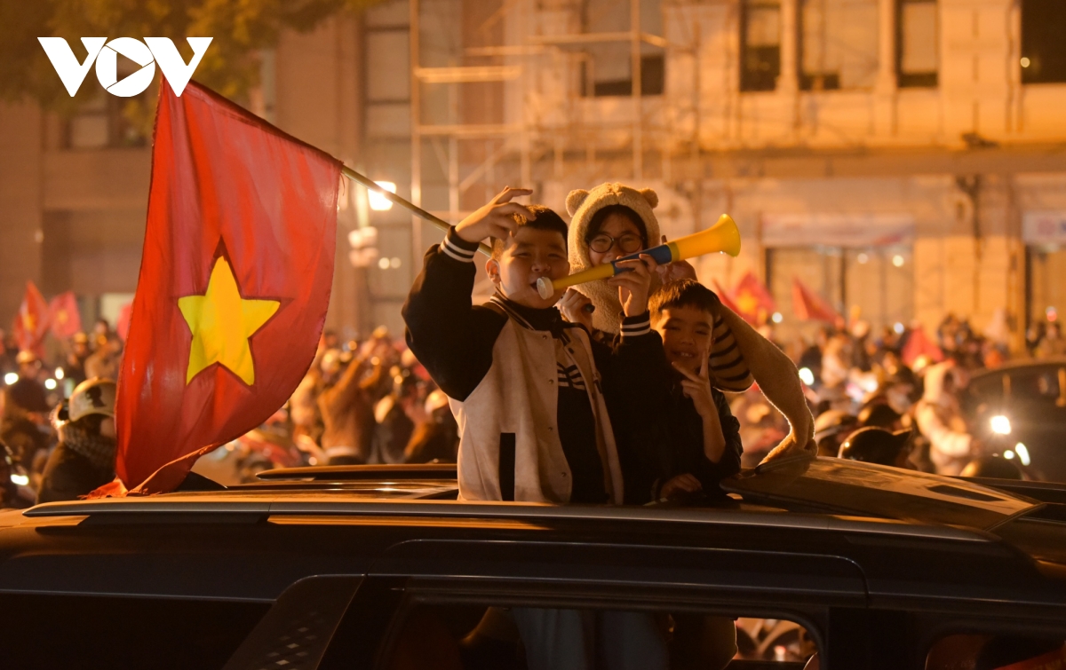 người dân thủ đô đi bão xuyên đêm mừng Đt việt nam chiến thắng hình ảnh 8 nguoi dan thu do di bao xuyen dem mung Dt viet nam chien thang hinh anh 8