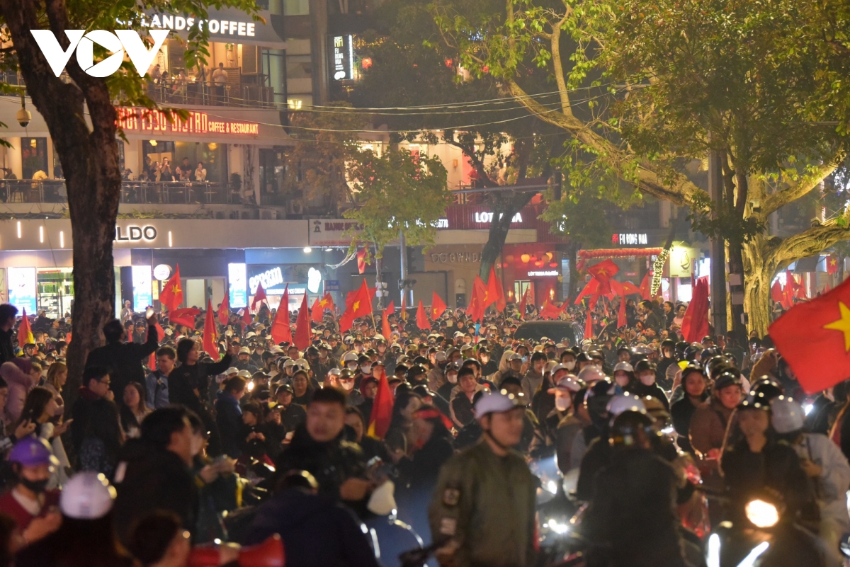 người dân thủ đô đi bão xuyên đêm mừng Đt việt nam chiến thắng hình ảnh 1 nguoi dan thu do di bao xuyen dem mung Dt viet nam chien thang hinh anh 1