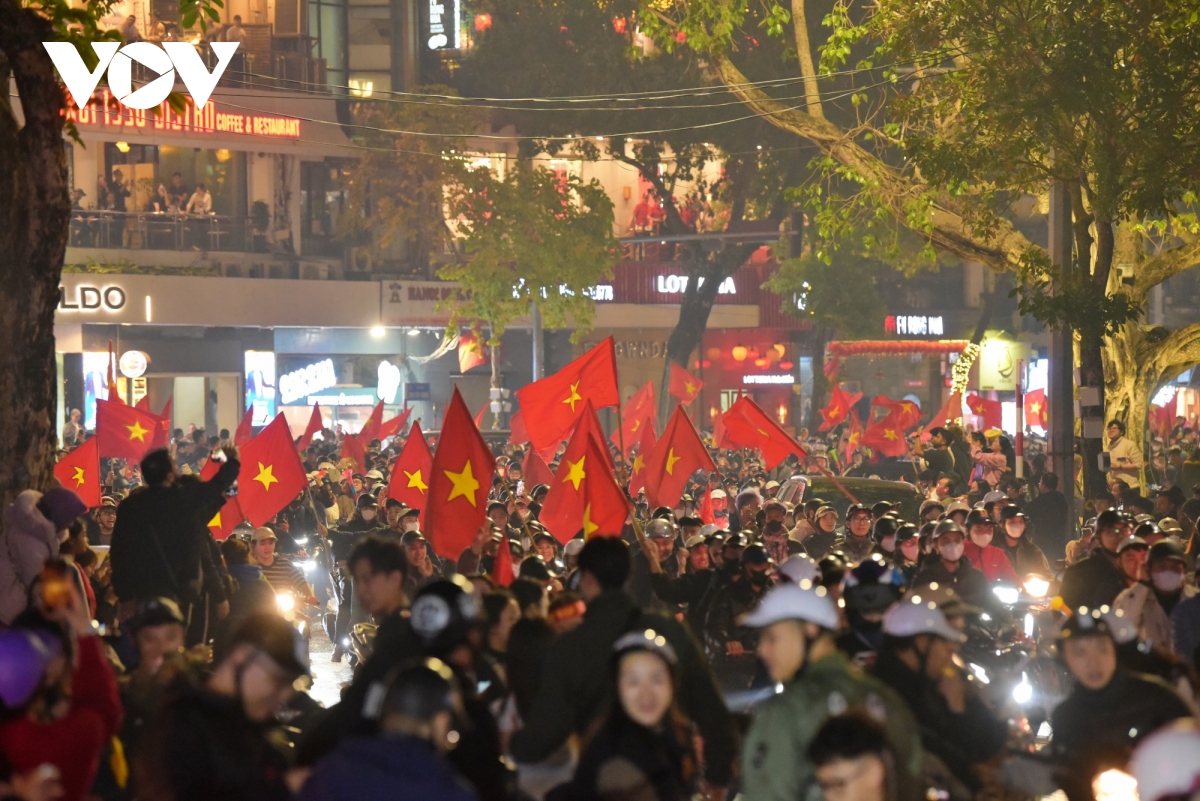 người dân thủ đô đi bão xuyên đêm mừng Đt việt nam chiến thắng hình ảnh 2 nguoi dan thu do di bao xuyen dem mung Dt viet nam chien thang hinh anh 2