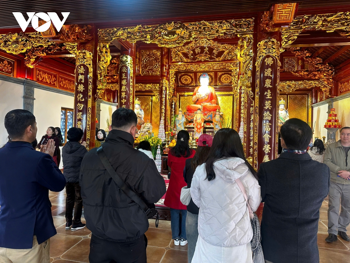 người dân lạng sơn nô nức lễ chùa cầu an đầu năm mới hình ảnh 1 nguoi dan lang son no nuc le chua cau an dau nam moi hinh anh 1
