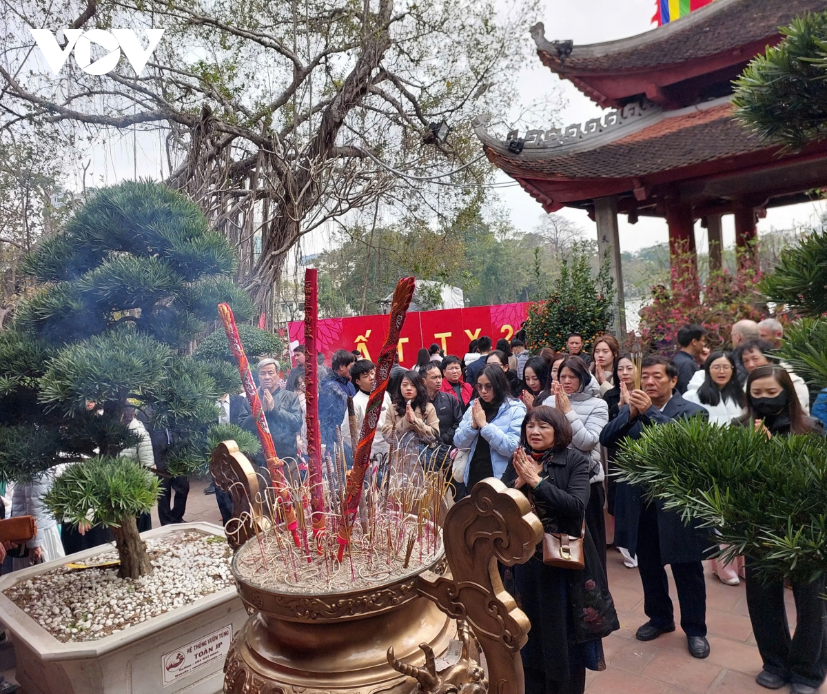 người dân hà nội tấp nập đi lễ chùa cầu an ngày đầu xuân năm mới hình ảnh 1 nguoi dan ha noi tap nap di le chua cau an ngay dau xuan nam moi hinh anh 1