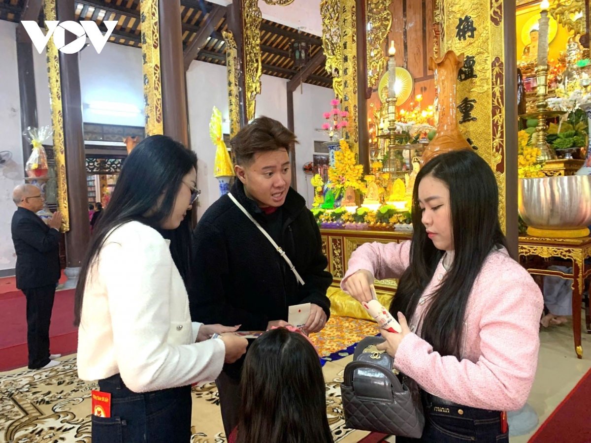 người dân huế đi chùa, mong cầu nước thái, dân an trong năm mới Ất tỵ hình ảnh 1 nguoi dan hue di chua, mong cau nuoc thai, dan an trong nam moi At ty hinh anh 1