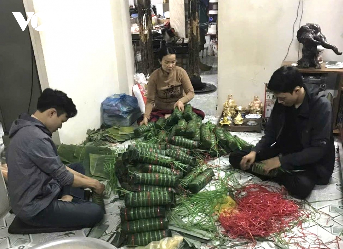 làng chuồn nhộn nhịp làm bánh tét ngày tết hình ảnh 2 lang chuon nhon nhip lam banh tet ngay tet hinh anh 2