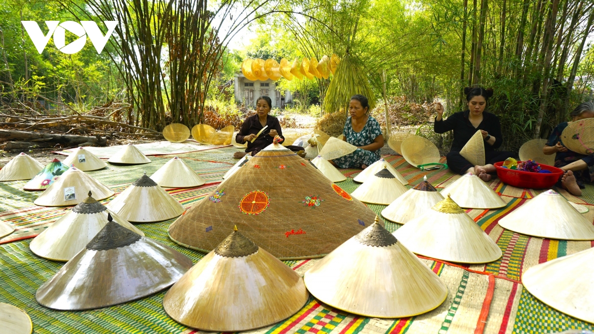 tu lang nghe non ngua phu gia den di san van hoa phi vat the quoc gia hinh anh 10