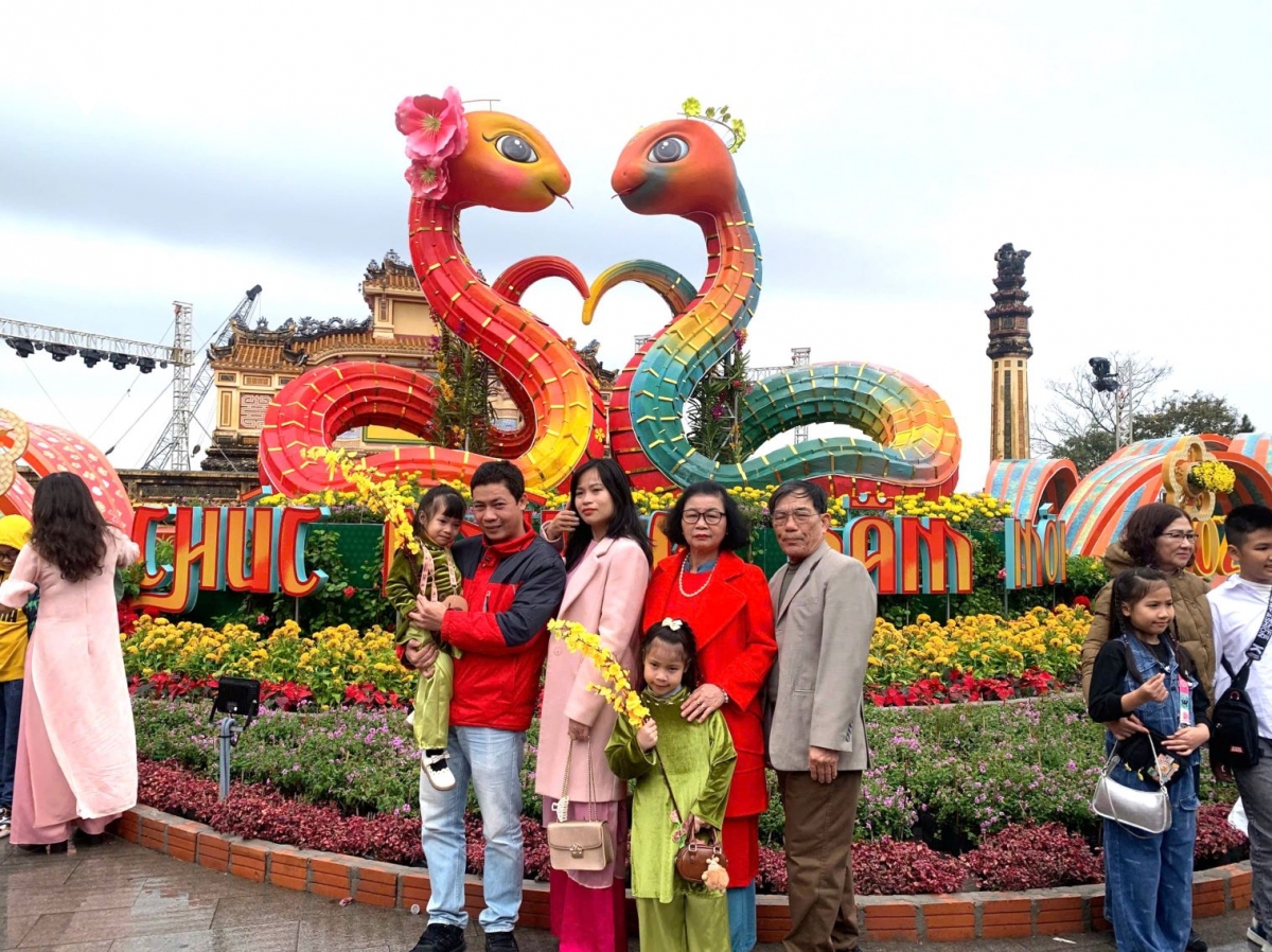 người dân huế đi chùa, mong cầu nước thái, dân an trong năm mới Ất tỵ hình ảnh 3 nguoi dan hue di chua, mong cau nuoc thai, dan an trong nam moi At ty hinh anh 3