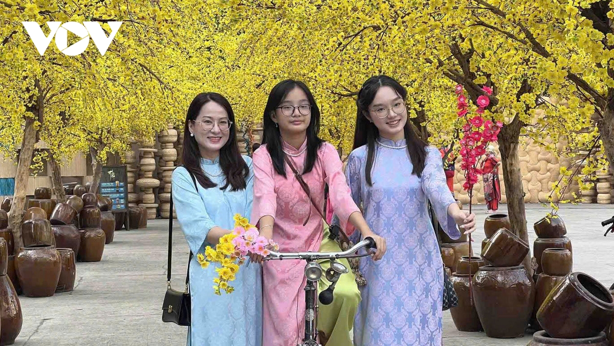 Người dân TP.HCM xúng xính áo dài du xuân trong tiết trời mát mẻ