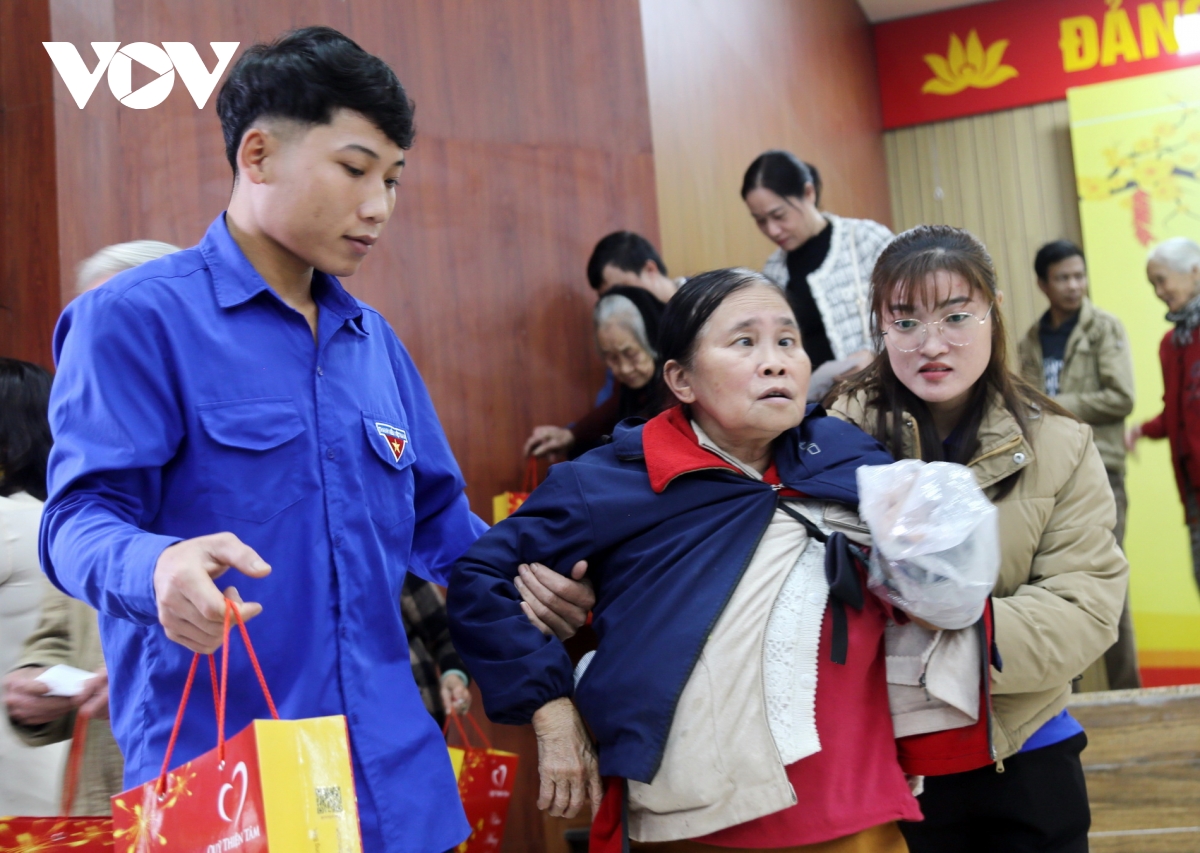 vov mien trung va cac don vi dong hanh trao 1.300 suat qua tet tai quang nam hinh anh 20