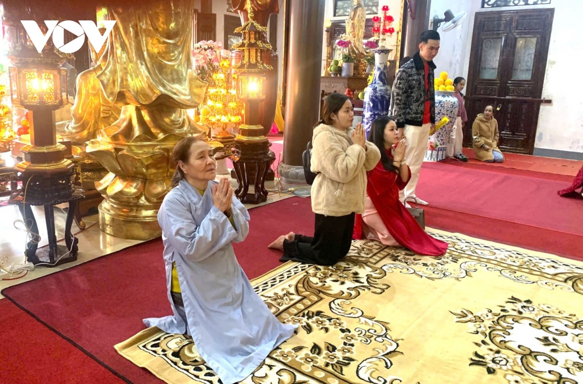 người dân huế đi chùa, mong cầu nước thái, dân an trong năm mới Ất tỵ hình ảnh 5 nguoi dan hue di chua, mong cau nuoc thai, dan an trong nam moi At ty hinh anh 5