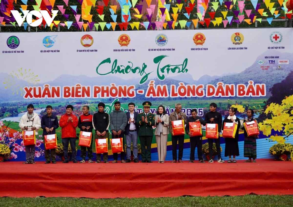 mang tết ấm đến bản làng biên giới hình ảnh 7 mang tet am den ban lang bien gioi hinh anh 7