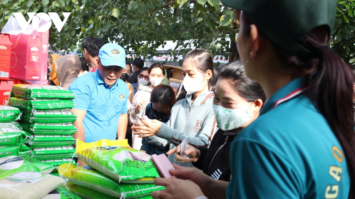 tp.hcm đem tết sum vầy - xuân đoàn kết đến với công nhân khó khăn hình ảnh 1 tp.hcm dem tet sum vay - xuan doan ket den voi cong nhan kho khan hinh anh 1
