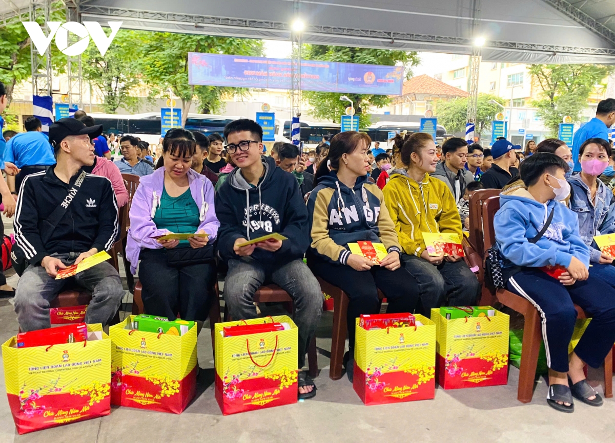 bí thư thành ủy tp.hcm tặng quà tết cho công nhân, người lao động hình ảnh 2 bi thu thanh uy tp.hcm tang qua tet cho cong nhan, nguoi lao dong hinh anh 2