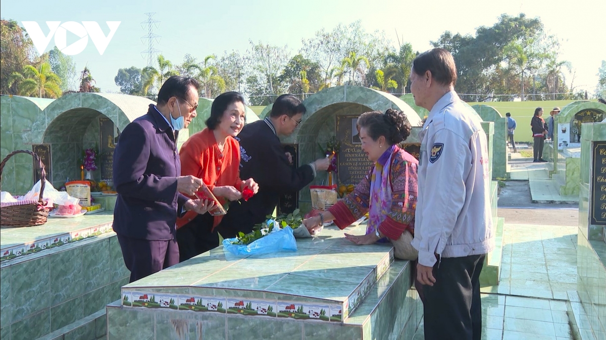 phong tục tảo mộ dịp tết đến xuân về - gìn giữ nét văn hoá việt tại thái lan hình ảnh 1 phong tuc tao mo dip tet den xuan ve - gin giu net van hoa viet tai thai lan hinh anh 1