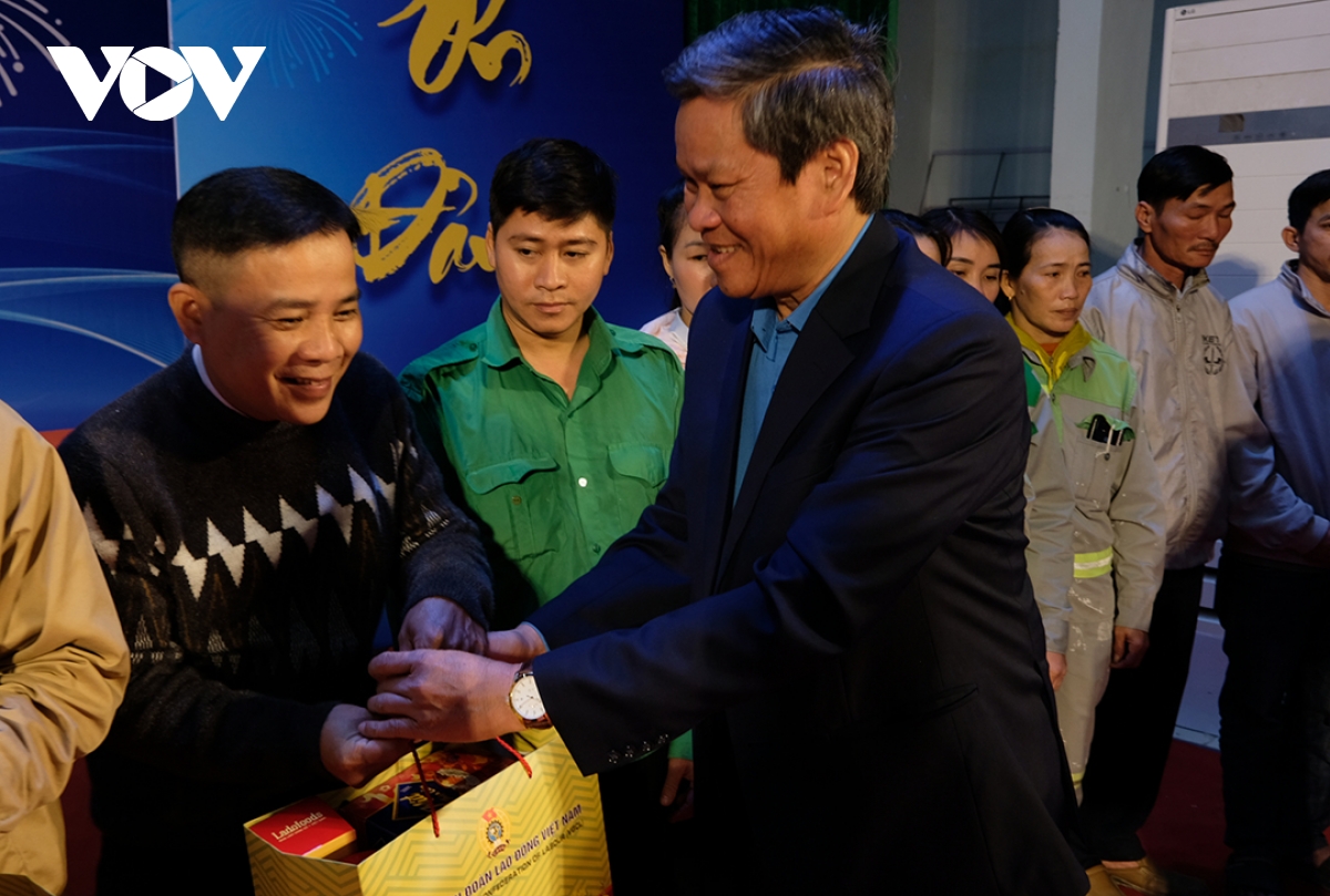 ptt nguyễn hòa bình dự chương trình tết sum vầy- xuân ơn Đảng tại quảng ngãi hình ảnh 7 ptt nguyen hoa binh du chuong trinh tet sum vay- xuan on Dang tai quang ngai hinh anh 7