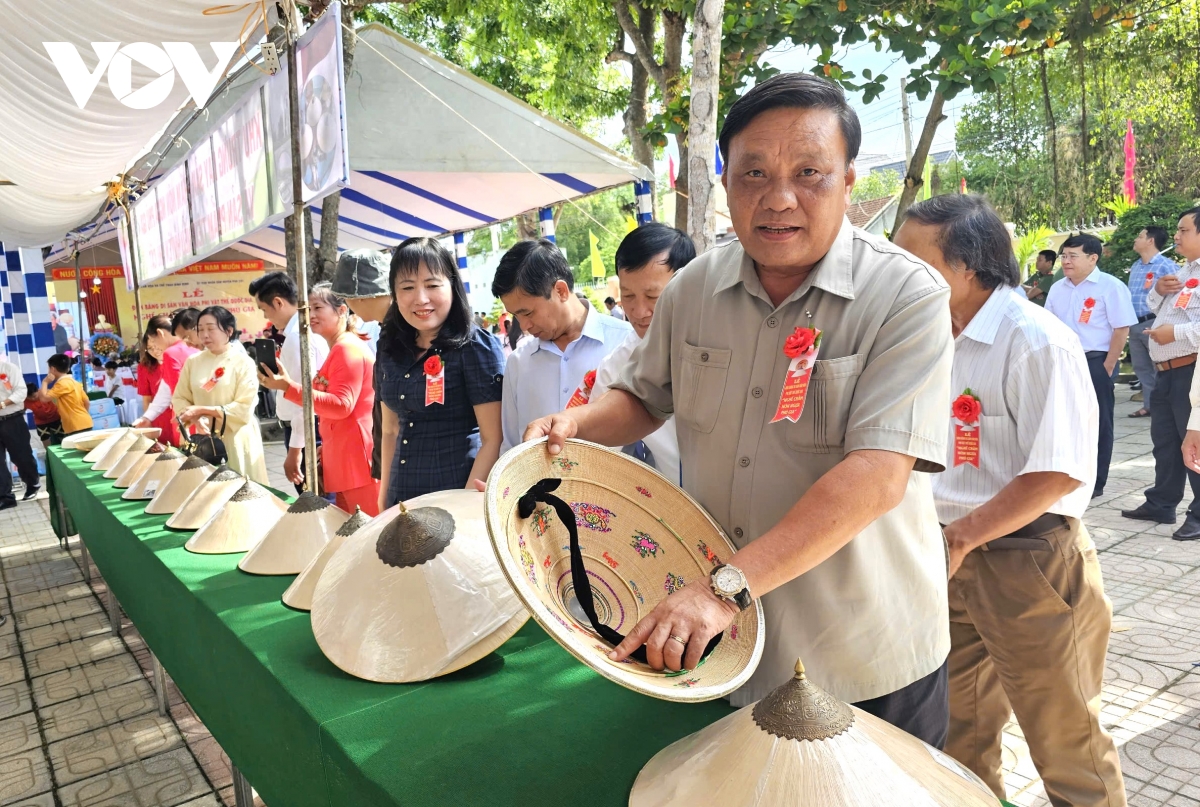 tu lang nghe non ngua phu gia den di san van hoa phi vat the quoc gia hinh anh 5