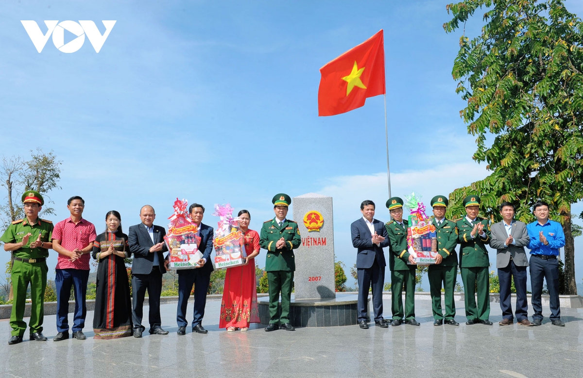 lễ chào cờ ngày mùng 1 tết tại cột mốc biên giới việt nam-lào-campuchia hình ảnh 5 le chao co ngay mung 1 tet tai cot moc bien gioi viet nam-lao-campuchia hinh anh 5