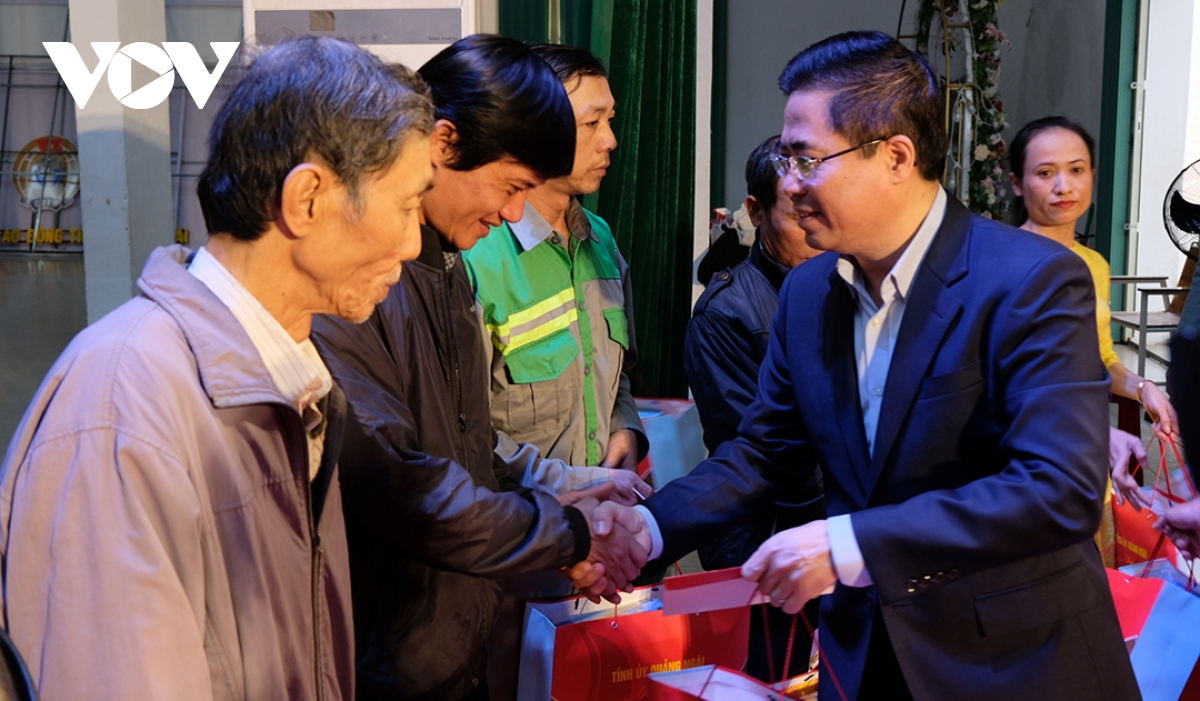 ptt nguyễn hòa bình dự chương trình tết sum vầy- xuân ơn Đảng tại quảng ngãi hình ảnh 6 ptt nguyen hoa binh du chuong trinh tet sum vay- xuan on Dang tai quang ngai hinh anh 6