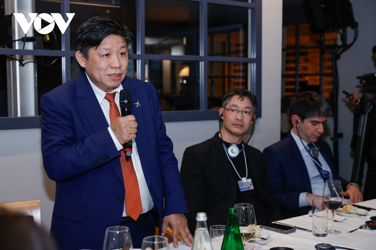 thủ tướng dự và phát biểu tại tọa đàm Ứng dụng ai trong sản xuất thông minh hình ảnh 5 thu tuong du va phat bieu tai toa dam Ung dung ai trong san xuat thong minh hinh anh 5