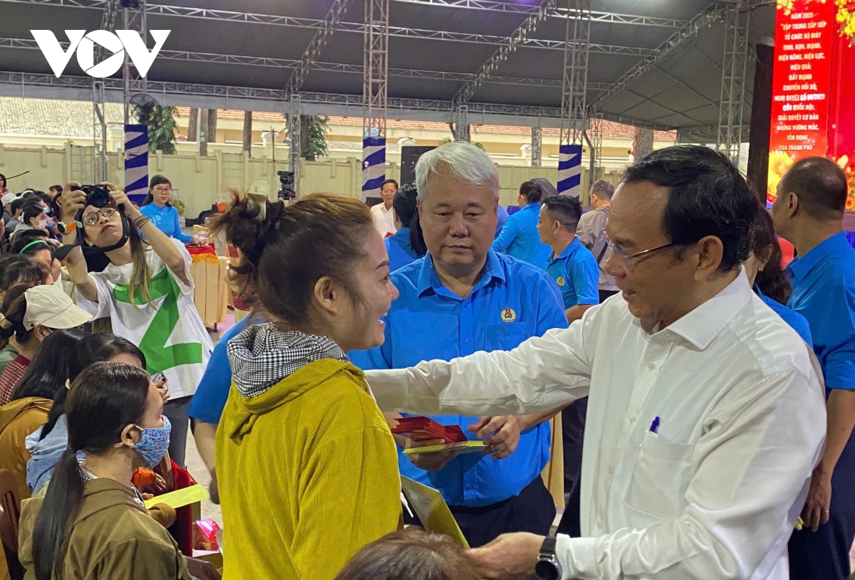 bí thư thành ủy tp.hcm tặng quà tết cho công nhân, người lao động hình ảnh 1 bi thu thanh uy tp.hcm tang qua tet cho cong nhan, nguoi lao dong hinh anh 1