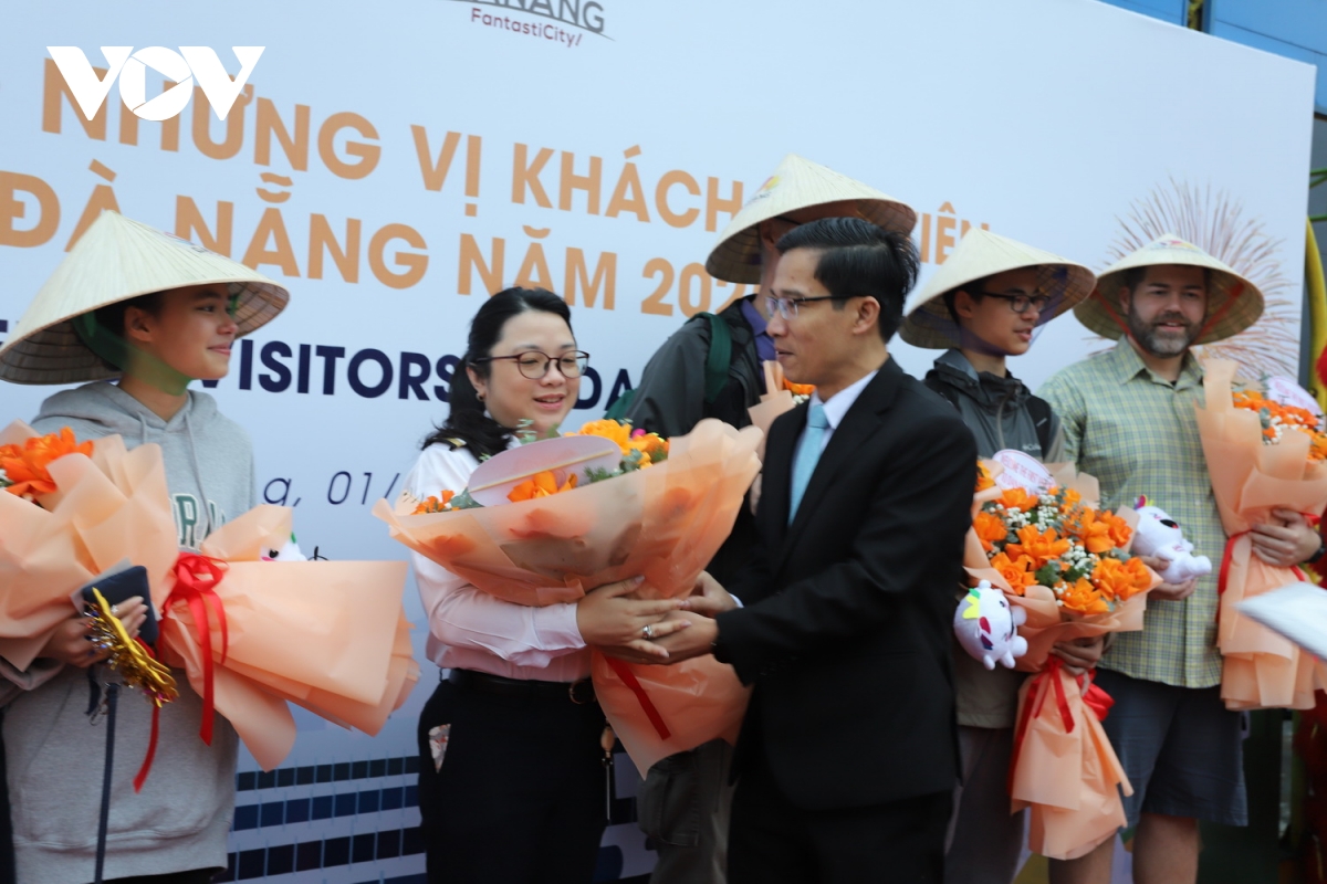 nhiều địa phương đón đoàn du khách quốc tế đầu tiên của năm 2025 hình ảnh 11 nhieu dia phuong don doan du khach quoc te dau tien cua nam 2025 hinh anh 11