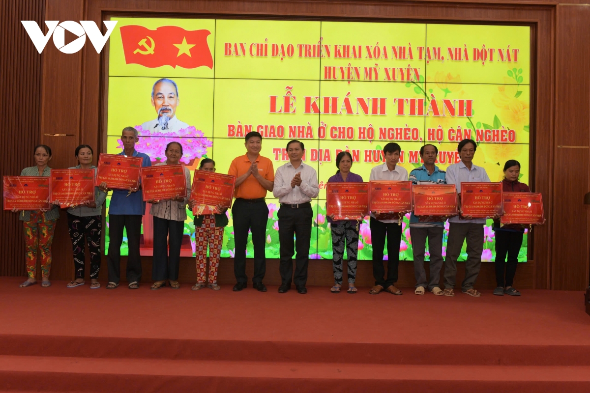 Sóc Trăng bàn giao 328 căn nhà ở cho hộ nghèo theo chương trình xóa nhà tạm, nhà dột nát