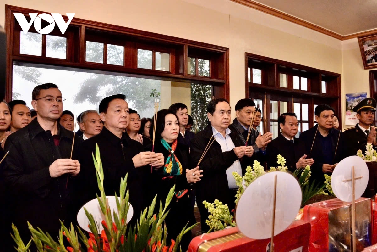 top legislator commemorates president ho chi minh on party anniversary picture 1