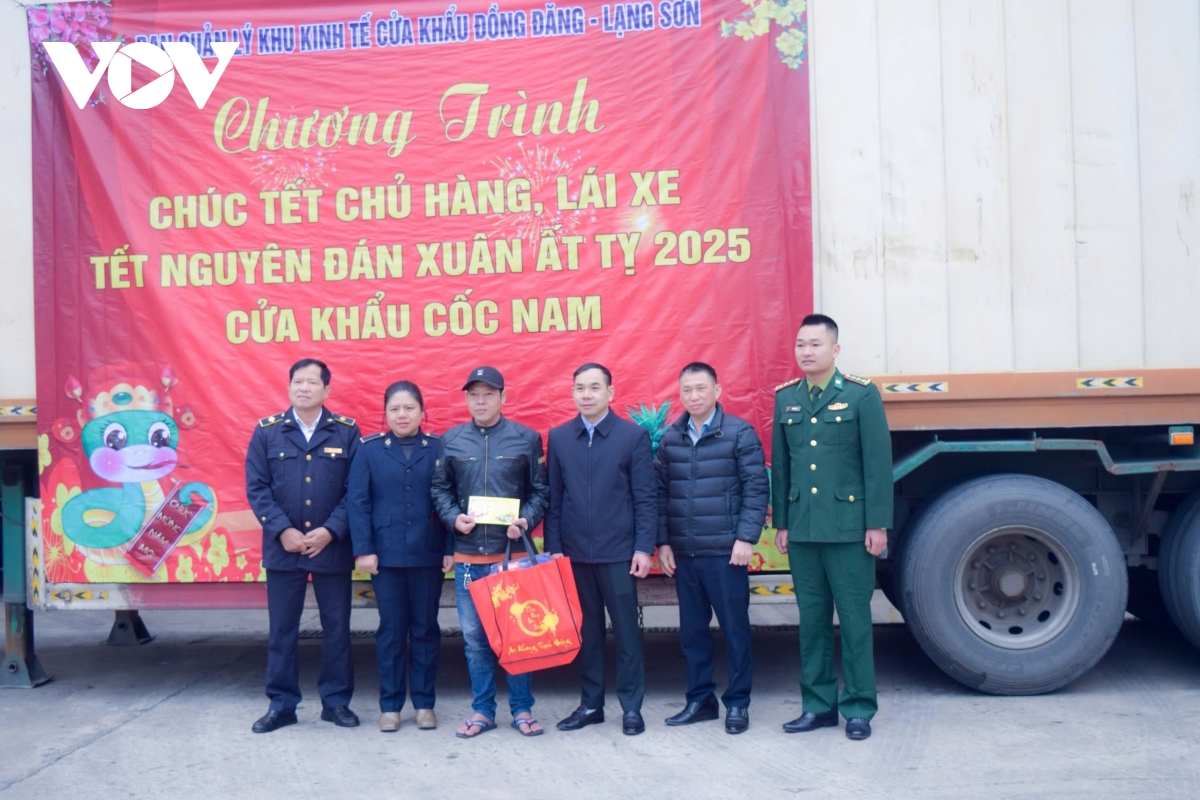 lạng sơn tặng quà chủ hàng, lái xe đón tết tại cửa khẩu hình ảnh 1 lang son tang qua chu hang, lai xe don tet tai cua khau hinh anh 1