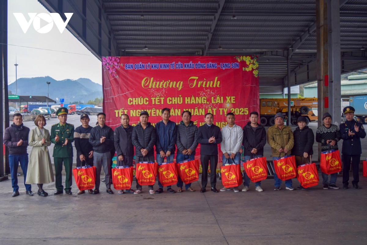 lạng sơn tặng quà chủ hàng, lái xe đón tết tại cửa khẩu hình ảnh 2 lang son tang qua chu hang, lai xe don tet tai cua khau hinh anh 2