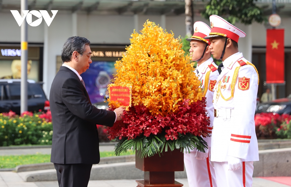 bộ tư lệnh tp.hcm báo công chủ tịch hồ chí minh hình ảnh 2 bo tu lenh tp.hcm bao cong chu tich ho chi minh hinh anh 2