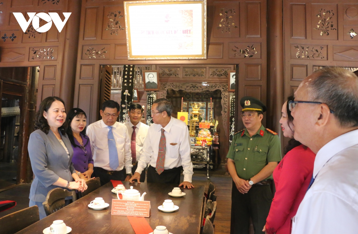 Phó Chủ tịch nước Võ Thị Ánh Xuân dâng hương tưởng nhớ Chủ tịch Tôn Đức Thắng