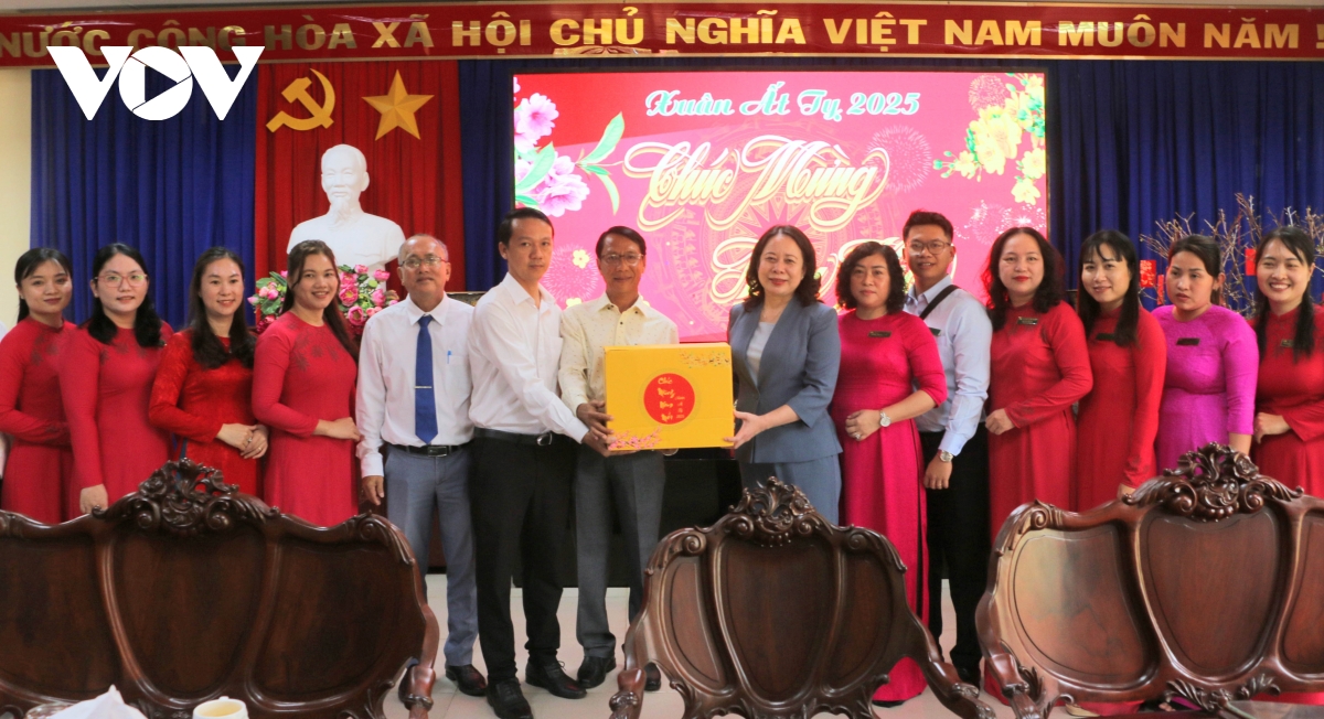 phó chủ tịch nước võ thị Ánh xuân dâng hương tưởng nhớ chủ tịch tôn Đức thắng hình ảnh 4 pho chu tich nuoc vo thi Anh xuan dang huong tuong nho chu tich ton Duc thang hinh anh 4