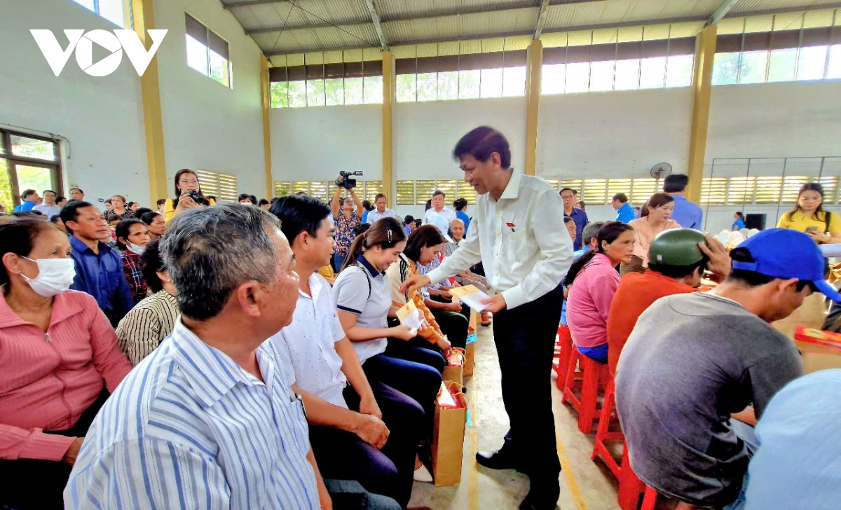 phó chủ tịch quốc hội nguyễn Đức hải thăm, tặng quà tết tại tỉnh sóc trăng hình ảnh 2 pho chu tich quoc hoi nguyen Duc hai tham, tang qua tet tai tinh soc trang hinh anh 2