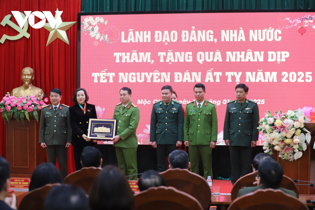 phó chủ tịch quốc hội nguyễn thị thanh thăm, tặng quà tết tại sơn la hình ảnh 1 pho chu tich quoc hoi nguyen thi thanh tham, tang qua tet tai son la hinh anh 1