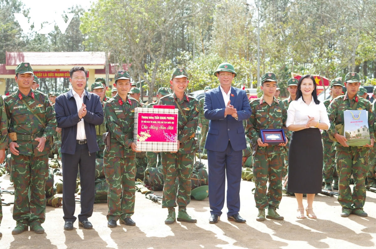 phó chủ tịch quốc hội trần quang phương tặng quà tết tại biên giới Đắk nông hình ảnh 5 pho chu tich quoc hoi tran quang phuong tang qua tet tai bien gioi Dak nong hinh anh 5