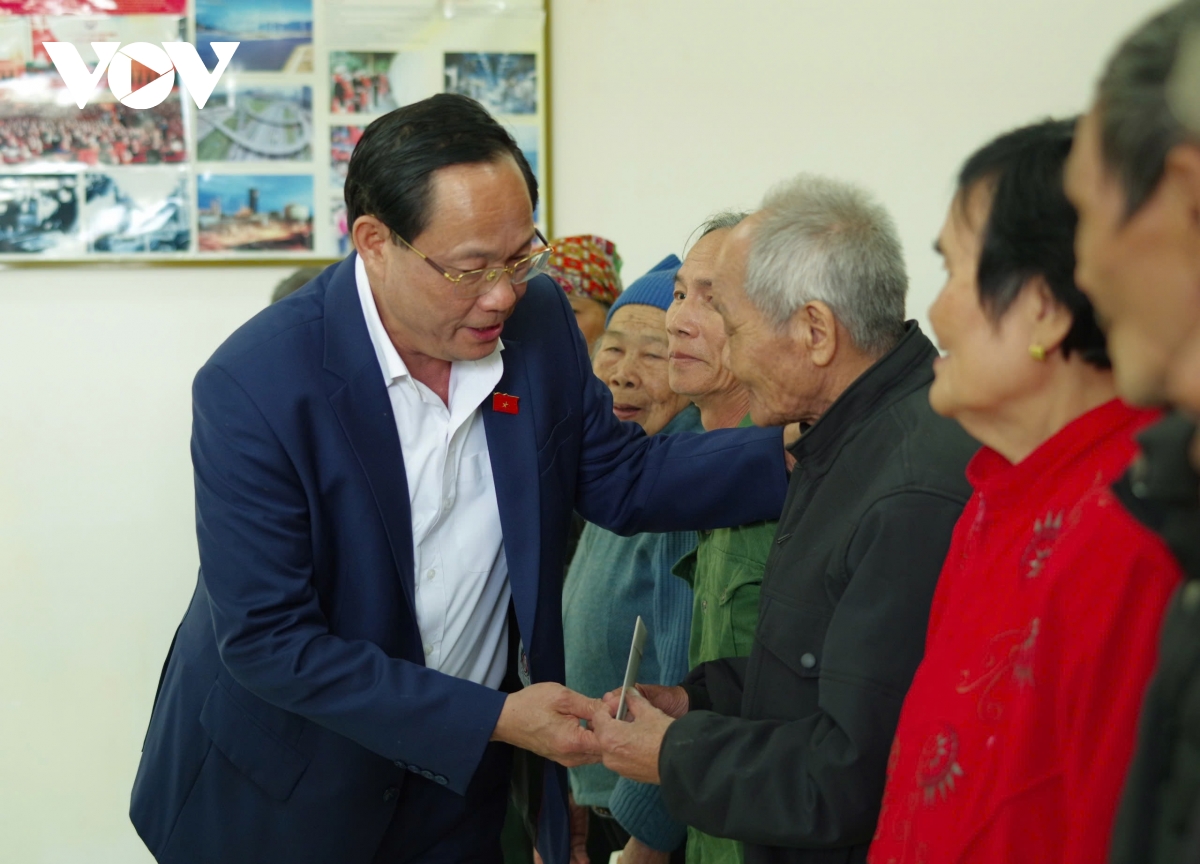 phó chủ tịch quốc hội trần quang phương tặng quà tết tại biên giới Đắk nông hình ảnh 1 pho chu tich quoc hoi tran quang phuong tang qua tet tai bien gioi Dak nong hinh anh 1
