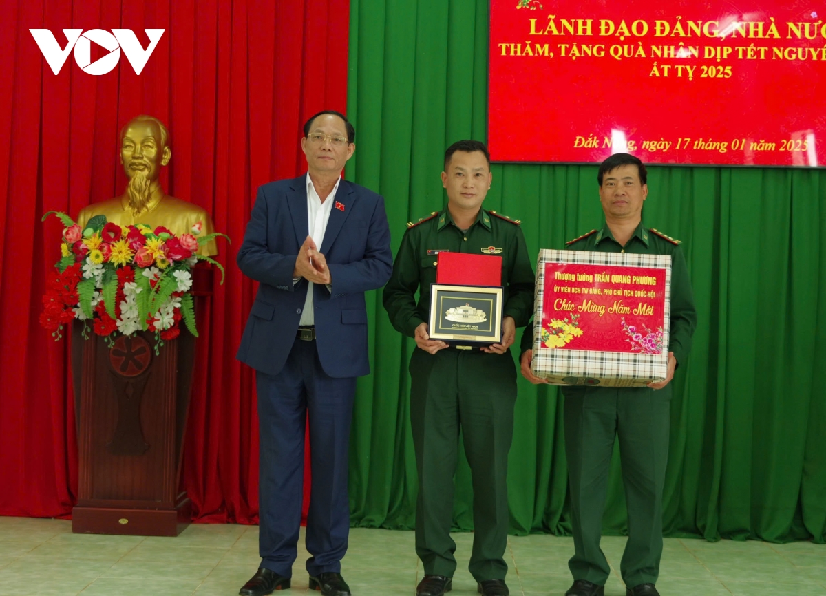 phó chủ tịch quốc hội trần quang phương tặng quà tết tại biên giới Đắk nông hình ảnh 2 pho chu tich quoc hoi tran quang phuong tang qua tet tai bien gioi Dak nong hinh anh 2