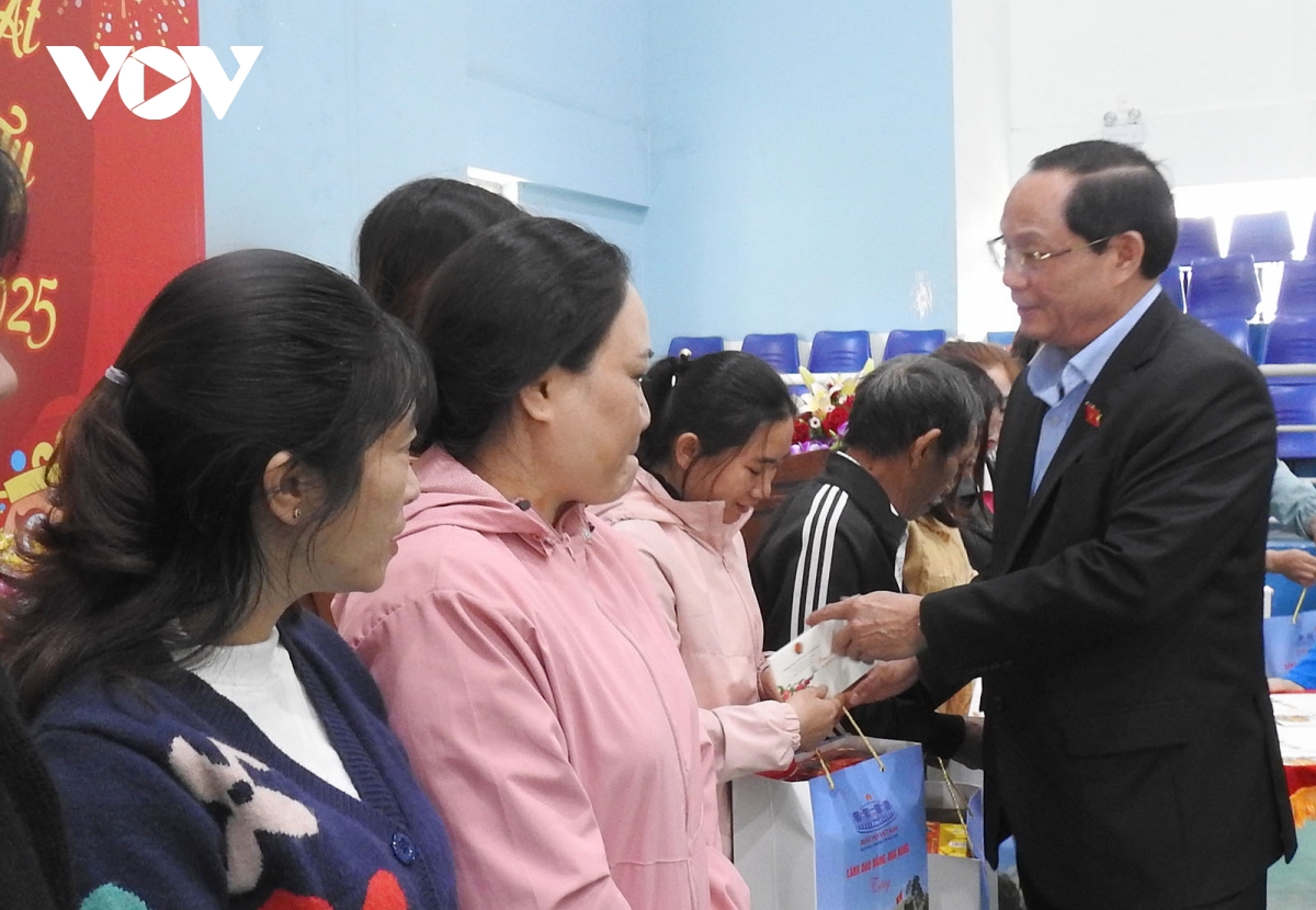 chúc tết, tặng quà người lao động ở nhiều địa phương trong cả nước hình ảnh 3 chuc tet, tang qua nguoi lao dong o nhieu dia phuong trong ca nuoc hinh anh 3