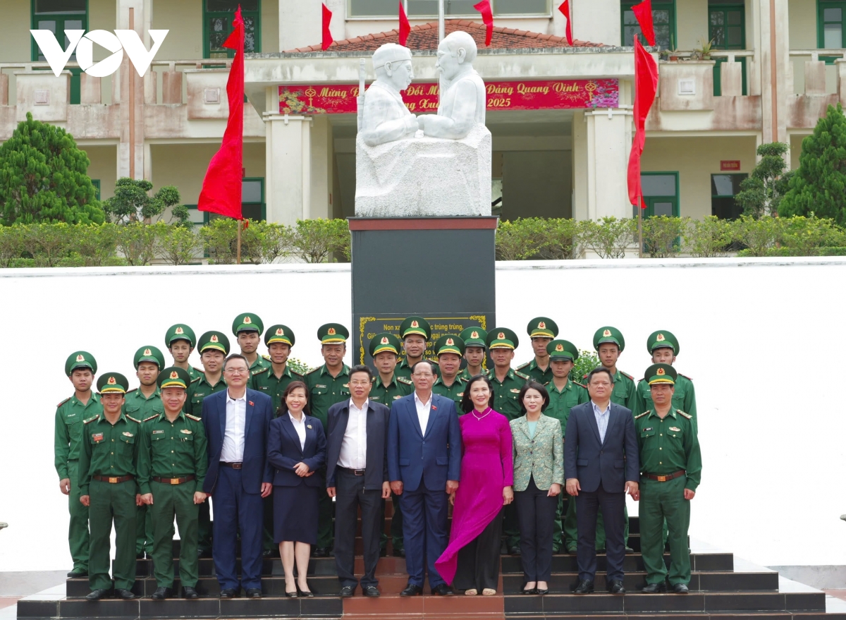 phó chủ tịch quốc hội trần quang phương tặng quà tết tại biên giới Đắk nông hình ảnh 3 pho chu tich quoc hoi tran quang phuong tang qua tet tai bien gioi Dak nong hinh anh 3
