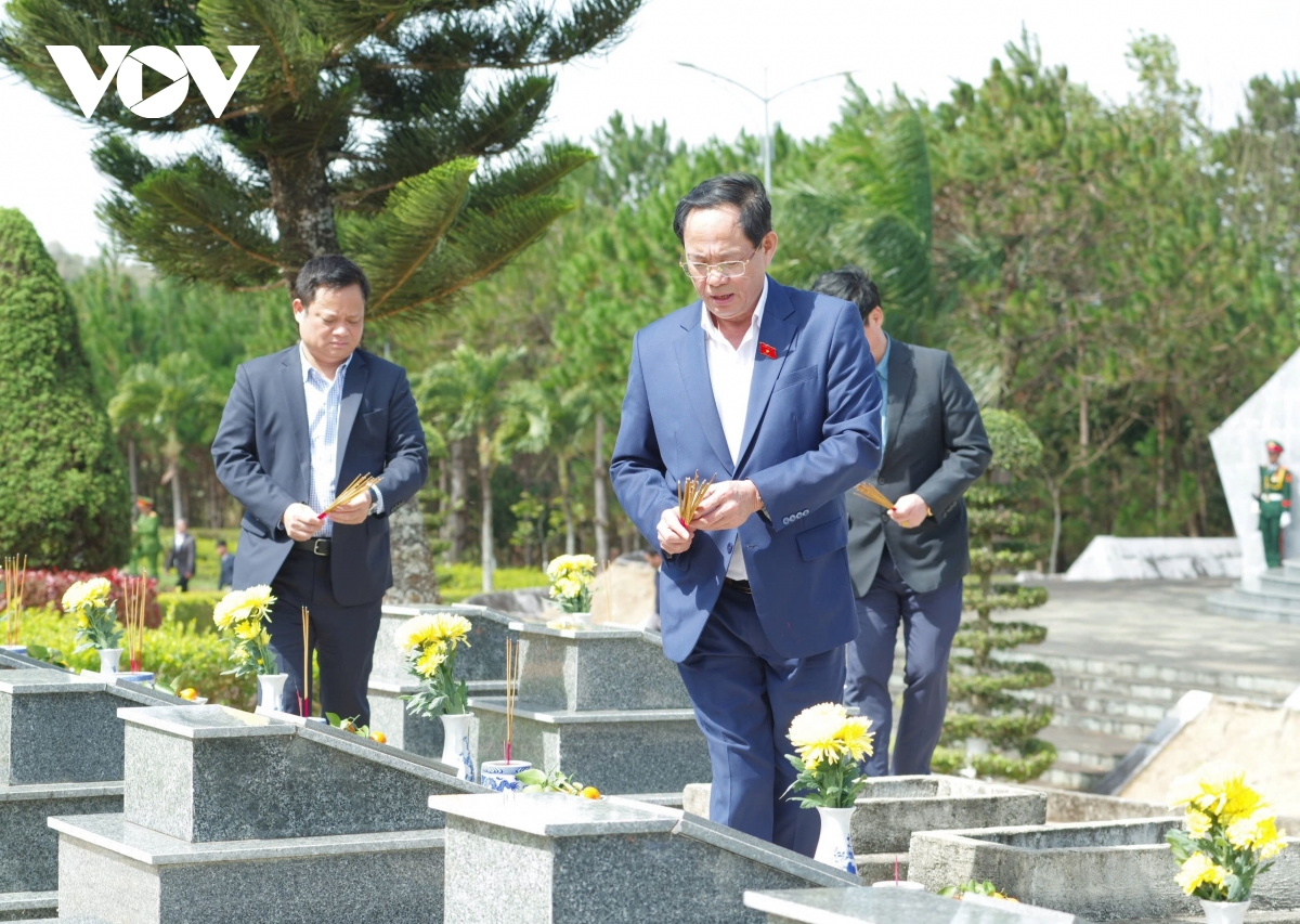 phó chủ tịch quốc hội trần quang phương tặng quà tết tại biên giới Đắk nông hình ảnh 4 pho chu tich quoc hoi tran quang phuong tang qua tet tai bien gioi Dak nong hinh anh 4