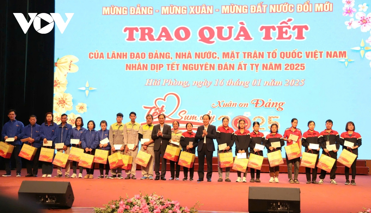 lãnh đạo đảng, nhà nước và tỉnh thành tặng quà nhân dịp tết nguyên đán hình ảnh 3 lanh dao dang, nha nuoc va tinh thanh tang qua nhan dip tet nguyen dan hinh anh 3