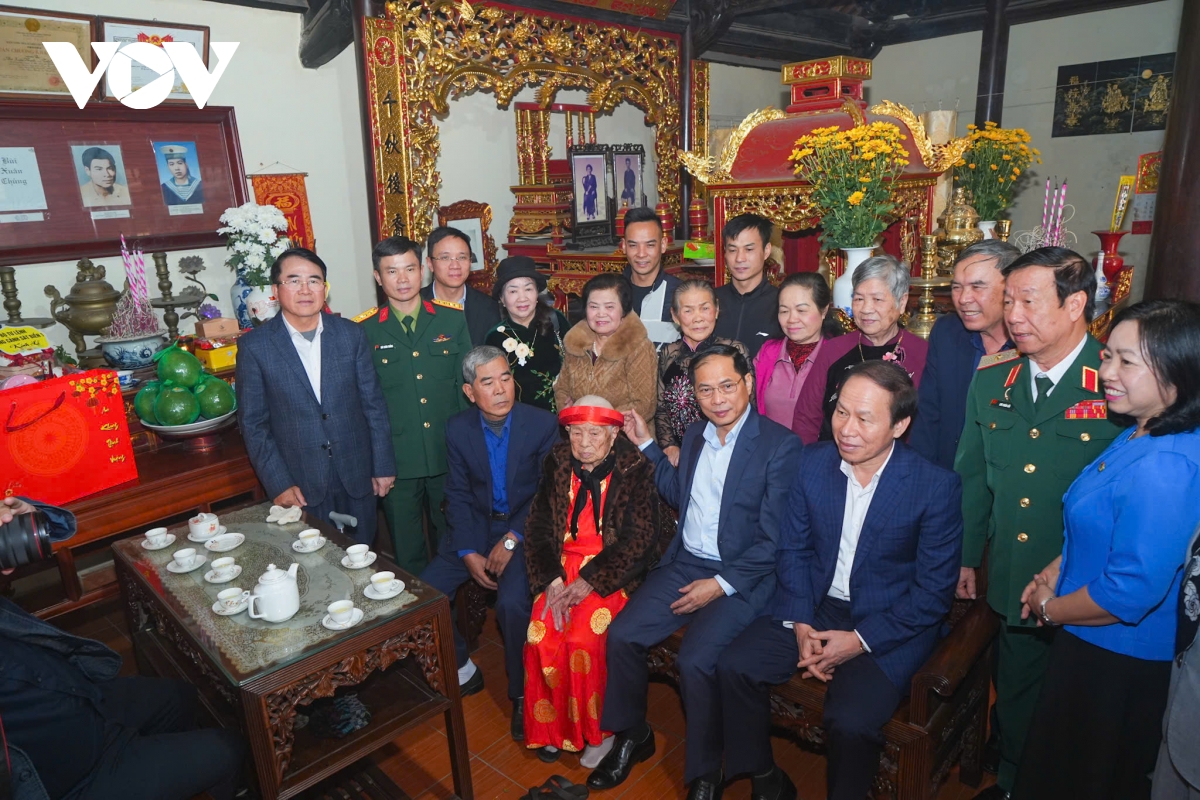 lãnh đạo đảng, nhà nước và tỉnh thành tặng quà nhân dịp tết nguyên đán hình ảnh 5 lanh dao dang, nha nuoc va tinh thanh tang qua nhan dip tet nguyen dan hinh anh 5