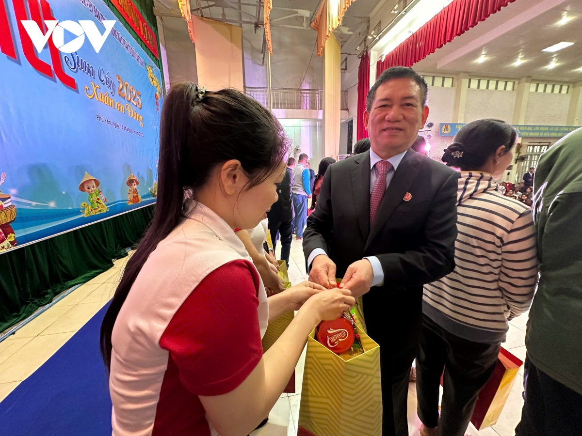 Lãnh đạo đảng, nhà nước và tỉnh thành tặng quà nhân dịp Tết Nguyên đán