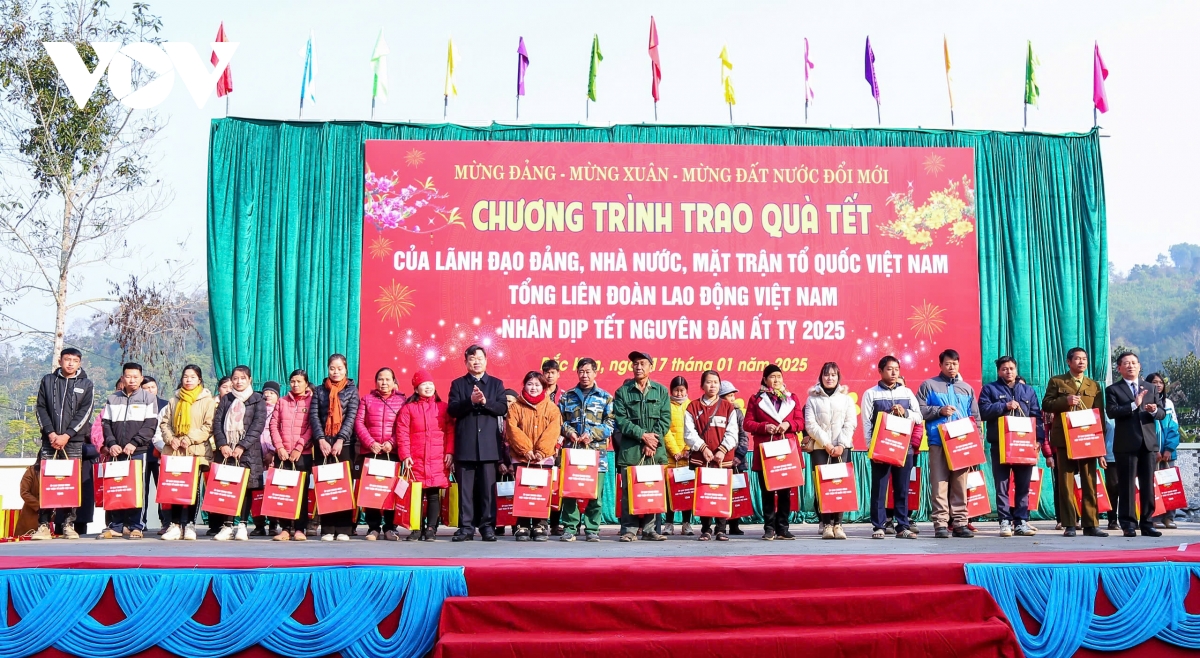 phó thủ tướng hồ Đức phớc tặng quà tết tại bắc kạn hình ảnh 4 pho thu tuong ho Duc phoc tang qua tet tai bac kan hinh anh 4