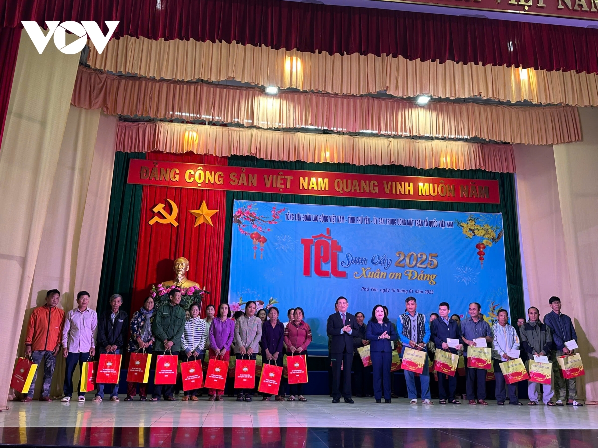 lãnh đạo đảng, nhà nước và tỉnh thành tặng quà nhân dịp tết nguyên đán hình ảnh 2 lanh dao dang, nha nuoc va tinh thanh tang qua nhan dip tet nguyen dan hinh anh 2