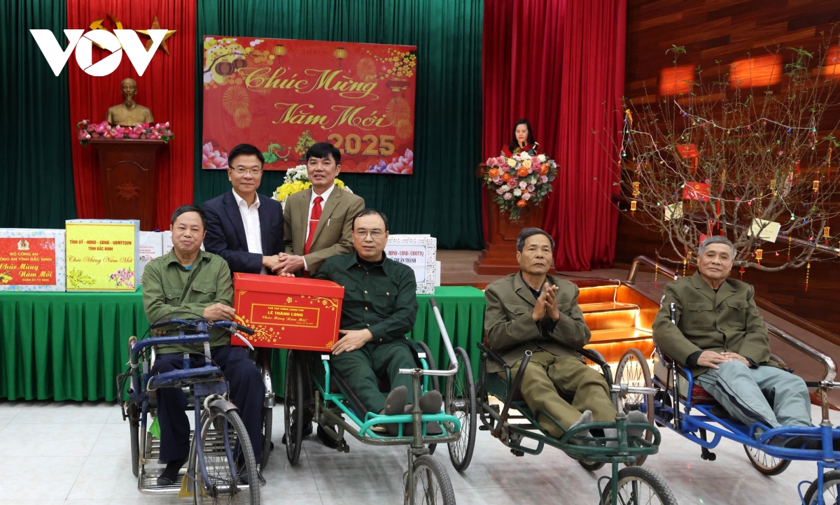 phó thủ tướng lê thành long chăm lo người nghèo, không để ai bị bỏ lại phía sau hình ảnh 4 pho thu tuong le thanh long cham lo nguoi ngheo, khong de ai bi bo lai phia sau hinh anh 4