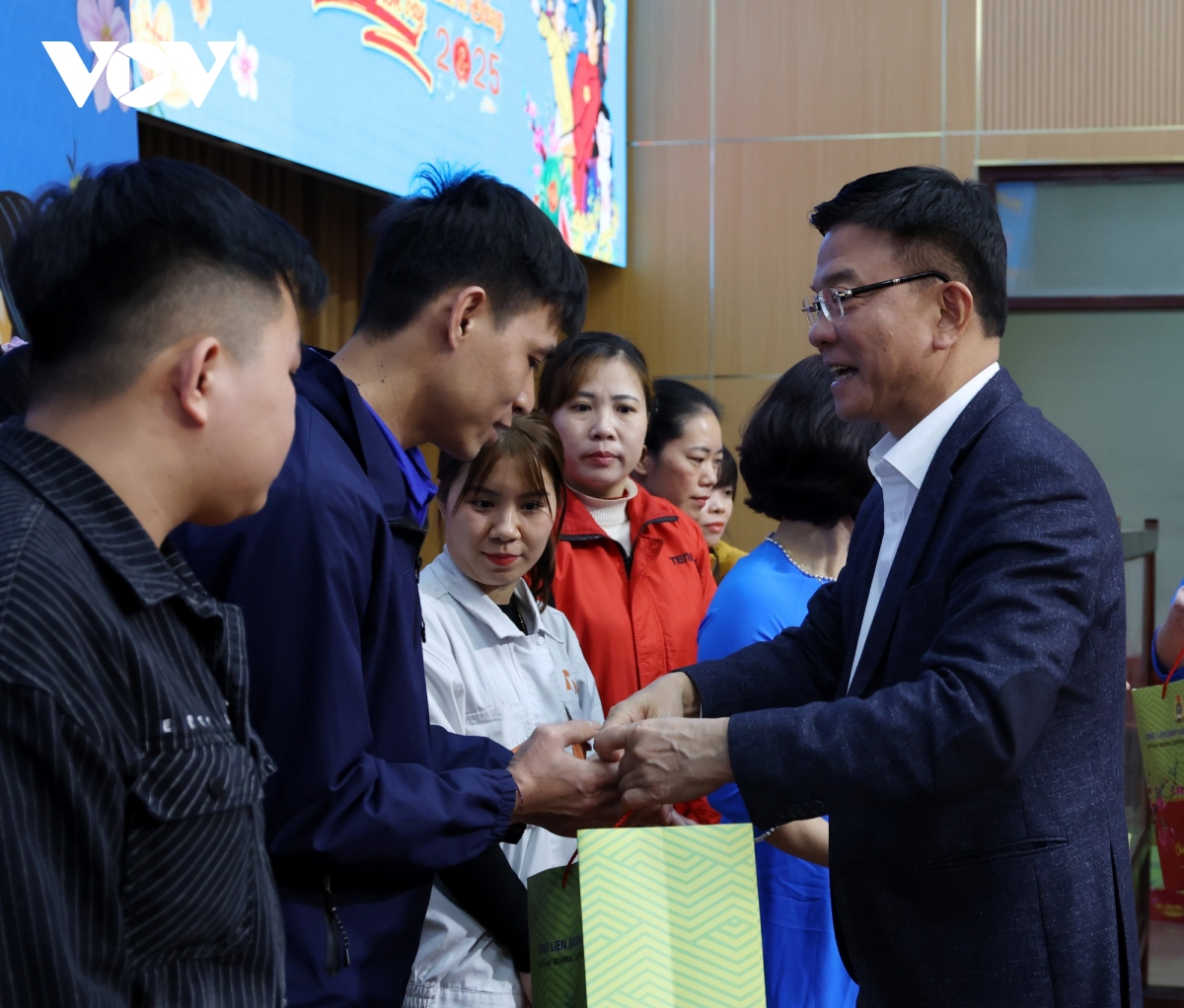phó thủ tướng lê thành long chăm lo người nghèo, không để ai bị bỏ lại phía sau hình ảnh 3 pho thu tuong le thanh long cham lo nguoi ngheo, khong de ai bi bo lai phia sau hinh anh 3