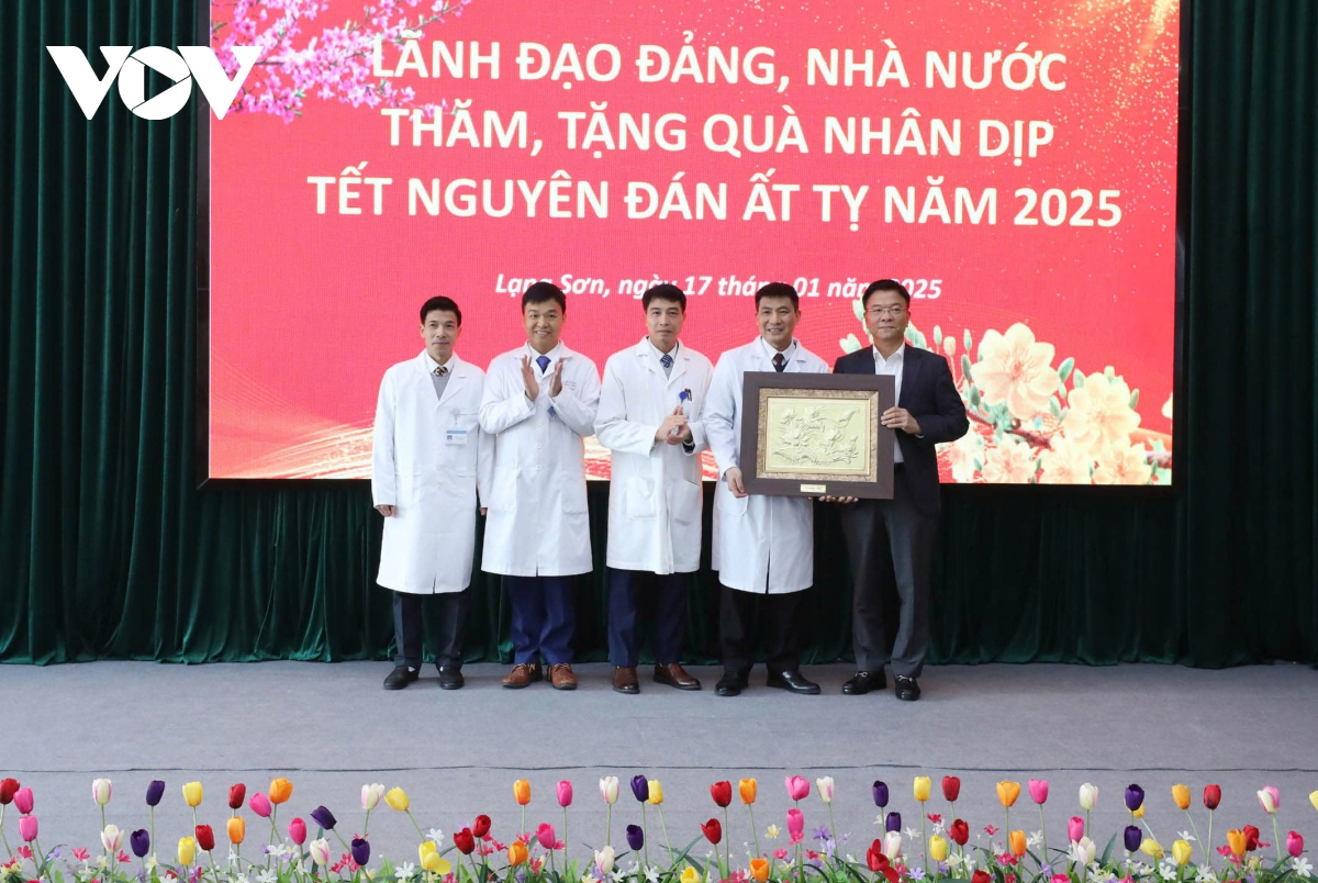 pho thu tuong le thanh long tang qua tet tai lang son hinh anh 2