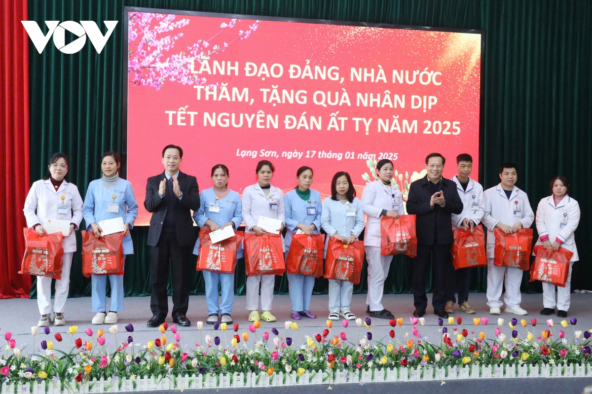 pho thu tuong le thanh long tang qua tet tai lang son hinh anh 3